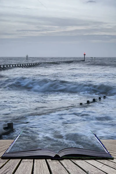 Hermosa imagen dramática del paisaje tormentoso de las olas estrellándose contra — Foto de Stock