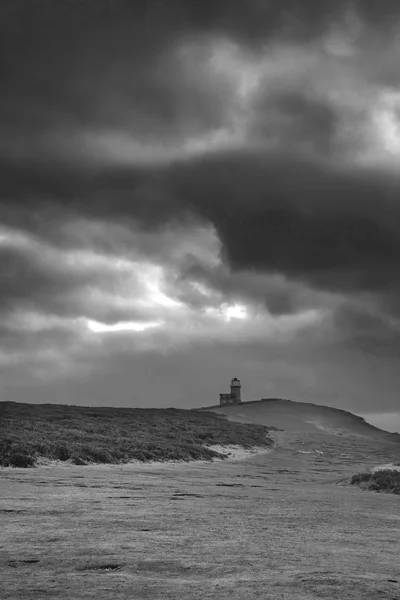 Приголомшливий краєвид чорно-білі зображення Belle Tout lighthous — стокове фото