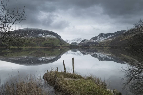 Hermosa imagen de paisaje de invierno de Llyn Nantlle en Snowdonia Na —  Fotos de Stock