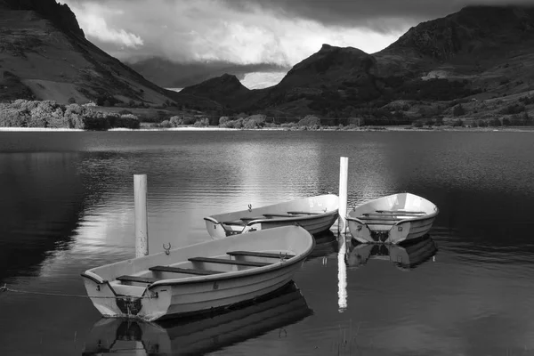 Czarno-biały obraz krajobraz łodzie wiosłowe na Llyn Nantlle — Zdjęcie stockowe