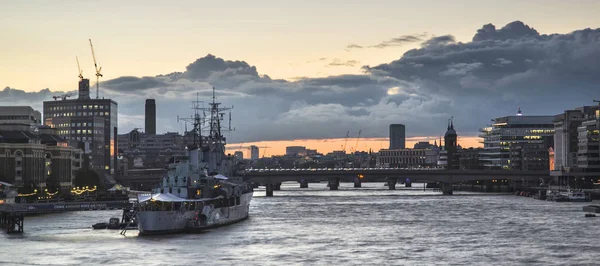 美丽的日落景观在 L 泰晤士河畔的景色图象 — 图库照片