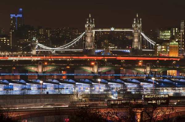夜のロンドンのスカイラインの美しい風景の画像 — ストック写真