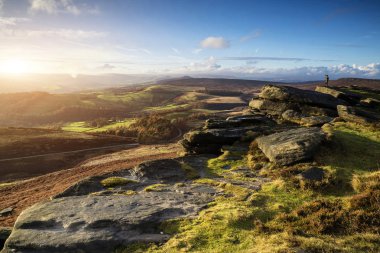 Yürüyüşçüler çarpıcı Peak District içinde sırasında sonbahar günbatımı manzara