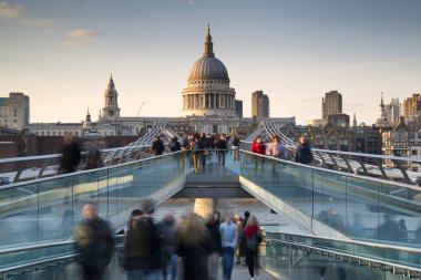 St Paul Katedrali ve Millennium Köprüsü manzara ile bulanıklık