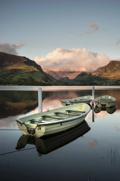 Imagen del paisaje de los botes de remos en Llyn Nantlle en Snowdonia en —  Fotos de Stock