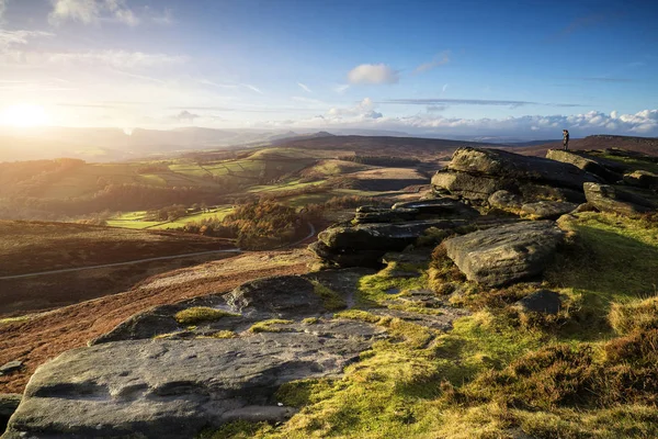 Caminhantes em paisagem deslumbrante Peak District durante o pôr do sol de outono — Fotografia de Stock