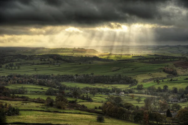 Beautiful sunbeams over Big Moor in the Peak District landscape — Stock Photo, Image