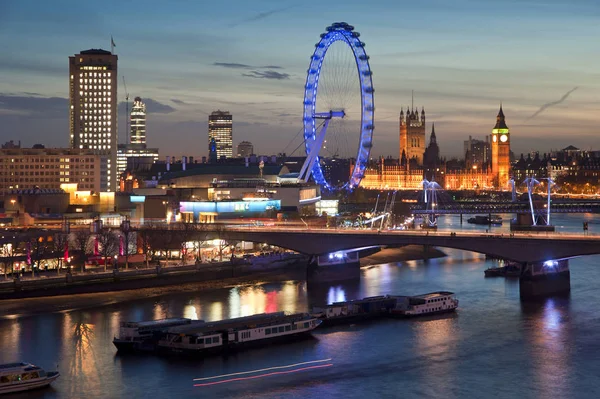 Vackra landskapet bilden av Londons silhuett på natt tittar just nu — Stockfoto