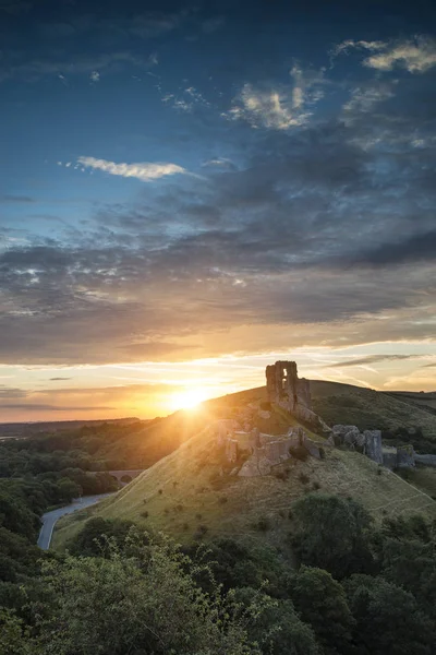 Gamla slottsruiner medeltida i livliga sommaren sunrise landskap im — Stockfoto