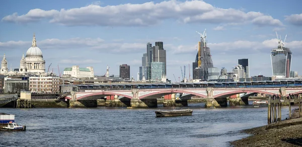 Stunning large panorama of London City skyline on lovely blue sk — Stock Photo, Image