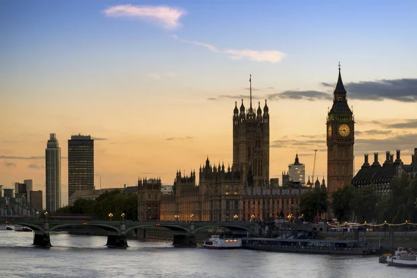 Bellissimo paesaggio skyline di Londra City di notte con ci incandescente — Foto Stock