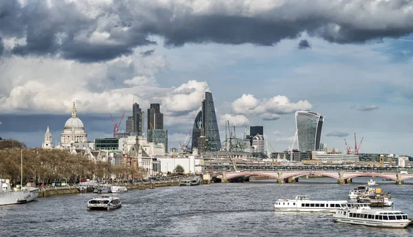 Prachtige afbeelding de landschapsmening vanuit Waterloo bridge langs de rivier — Stockfoto