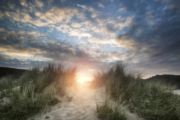 Bela paisagem do nascer do sol sobre três falésias Bay no Gower P — Fotografia de Stock