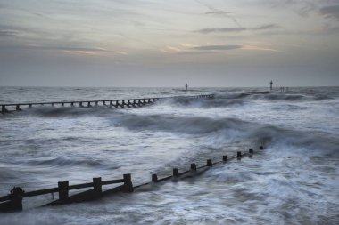 Güzel dramatik fırtınalı manzara resim üzerine çökmesini dalgaları