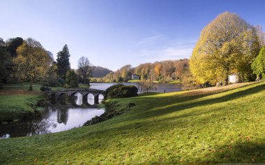 Güzel manzara Gardens sırasında Tortum Gölü üzerinde eski köprü