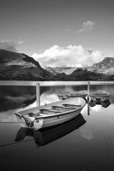 Black and white Landscape image of rowing boats on Llyn Nantlle — Stock Photo, Image