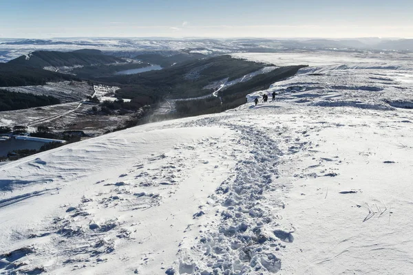 Splendida vista sul paesaggio invernale dalle montagne nella valle sottostante — Foto Stock