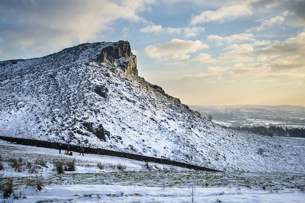 Atemberaubender Wintersonnenuntergang über schneebedeckter Winterlandschaft in Erbsen — Stockfoto