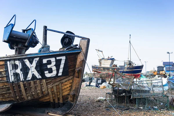 Old Fishing boats and equipment on Hastings beach landscape at d — Stock Photo, Image