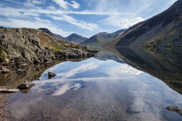 Colorful Lake District mountains landscape reflected in still la — Stock Photo, Image