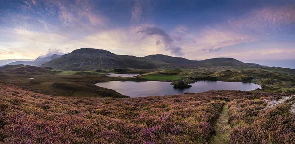 Prachtige levendige zonsopgang landschap op Cregennen merenlandschap met Ca — Stockfoto