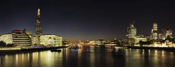 Hermoso paisaje del horizonte de la ciudad de Londres por la noche con ci brillante — Foto de Stock