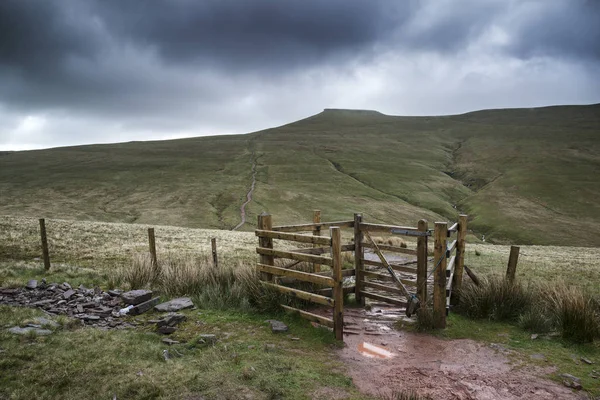 Footpath in Brecon Beacons landscape leading to Corn Du peak wit — Stock Photo, Image