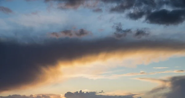 Céu nublado tempestuoso bonito tempestuoso sobre terras rurais inglesas — Fotografia de Stock