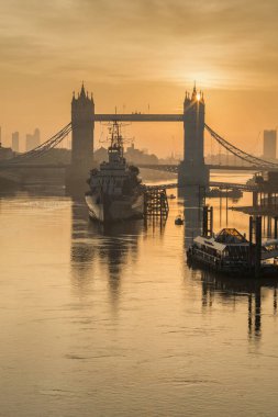 Tower Bridge ve nehir bu güzel sonbahar gündoğumu peyzaj