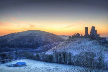 Güzel Ortaçağ Kalesi harap kırsal manzara W sırasında