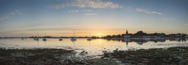 BEAUITFUL panorama peyzaj üzerinde Bosham Harbour yazın SÜ