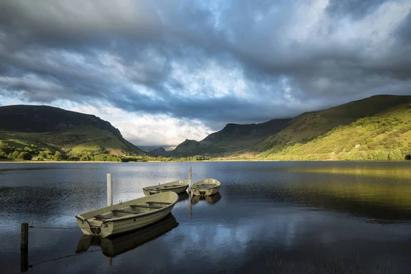 Landscape image of rowing boats on Llyn Nantlle in Snowdonia at — Stock Photo, Image