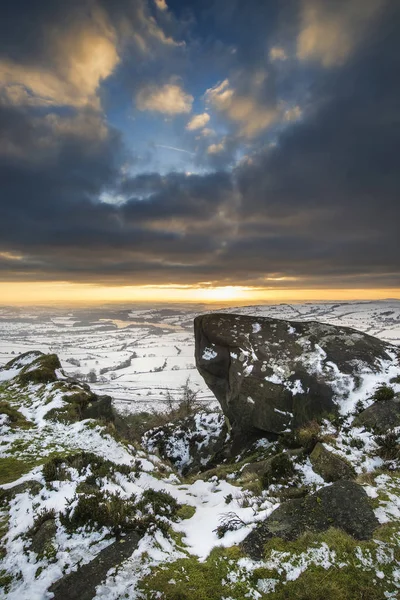 Çarpıcı kış günbatımı üzerinde kar kış manzara modunda bezelye kaplı — Stok fotoğraf