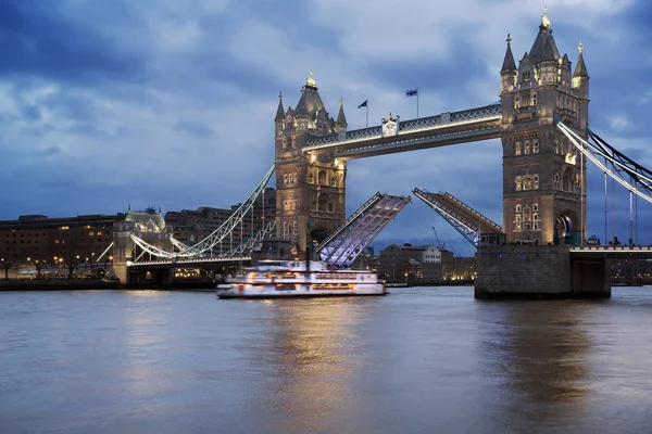 Landscape of Tower Bridge in London at twilight opening against — Stock Photo, Image