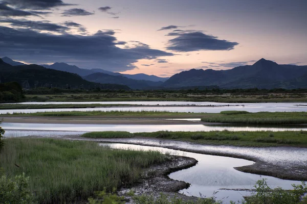 View looking towards Snowdonia mountain range landscape during a — Stock Photo, Image