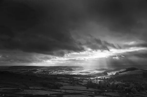 Rayos de sol hermosos en blanco y negro sobre Big Moor en el Peak Dis — Foto de Stock