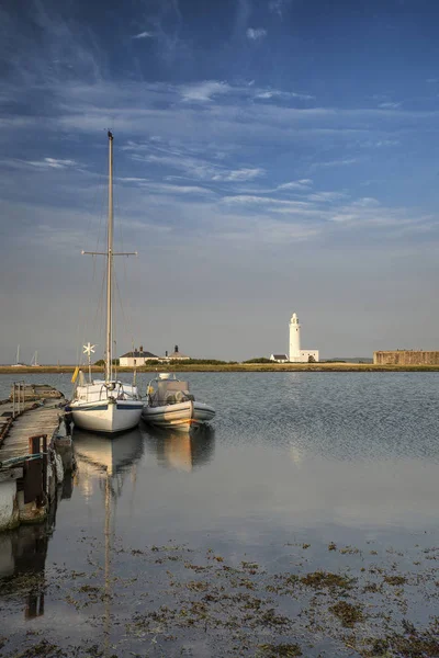 Rustige landschap foto van Hurst Spit steiger met boten en lighthou — Stockfoto