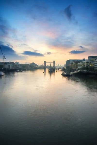 Schöne Herbstsonnenaufgangslandschaft von Turmbrücke und Fluss tha — Stockfoto