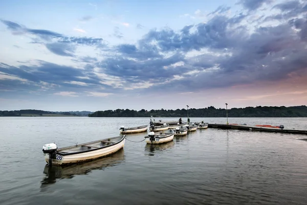 Vacker sommar solnedgång landskap bild över lugn sjö med leis — Stockfoto