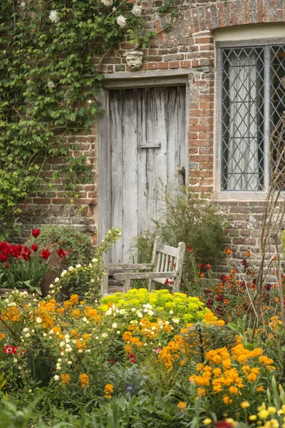 Quintessenz lebendige englische Country Garden Scene Landschaft wi — Stockfoto