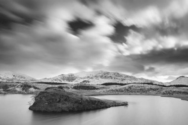 Güzel siyah ve beyaz uzun pozlama kış manzara resim 