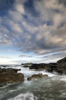 Manzaralı güzel s sırasında Godrevy deniz feneri Cornwall