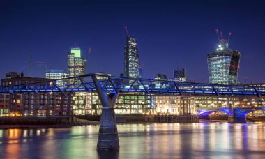 Güzel Londra şehir gece manzarası ile parlayan şehir manzara 