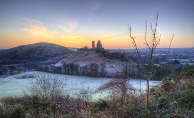 Güzel Ortaçağ Kalesi harap kırsal manzara W sırasında
