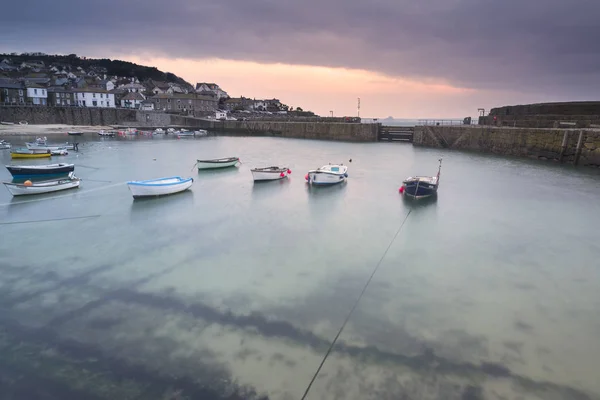 Paisagem tradicional de Mousehole Harbour antes do nascer do sol em Cornwa — Fotografia de Stock