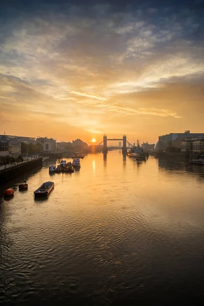 Piękny krajobraz wschód słońca jesień Tower Bridge i Tha rzeki — Zdjęcie stockowe