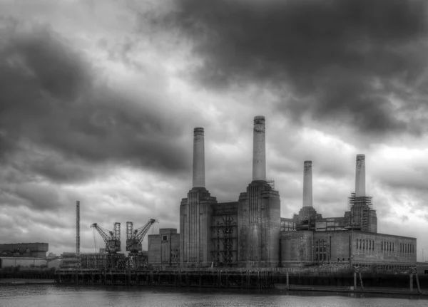 Beschädigtes Kraftwerk vor lokaler Kulisse vor dunklem Gewitterhimmel — Stockfoto