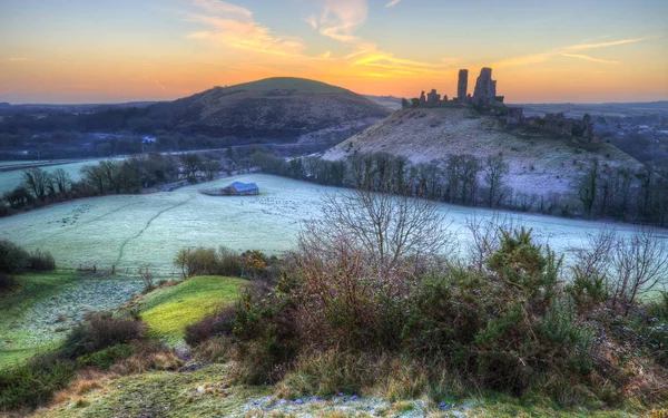 Ruiny pięknego średniowiecznego zamku w krajobraz wsi podczas W — Zdjęcie stockowe