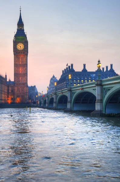 London Sehenswürdigkeiten Big Ben und Westminster Bridge Landschaft duri — Stockfoto