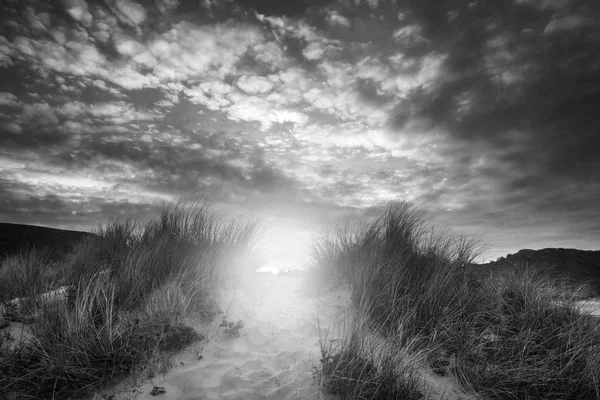 Krásný východ slunce krajina nad tři útesy zálivu na Gower P — Stock fotografie